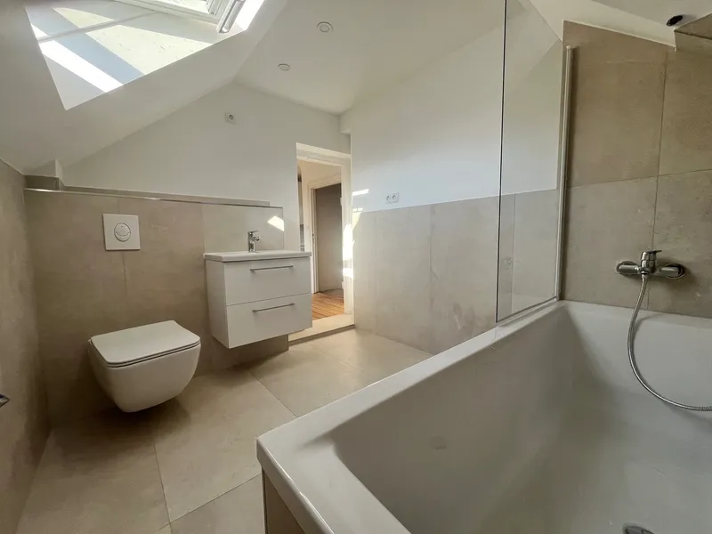 Gründerzeit Villa: 4-Zimmer-DG-Wohnung  gehobene Innenausstattung  und Balkon — photo 1